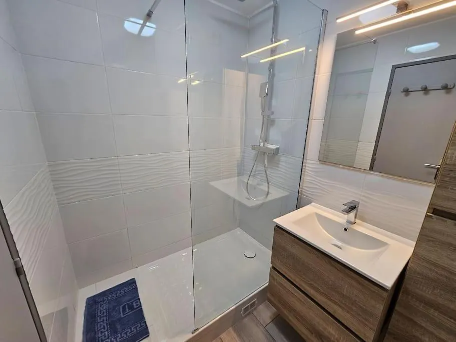 Petit Paradis Classe 3 Etoiles A 200M De La Plage! Terrasse-Wifi-Parking-Clim Saint-Mandrier-sur-Mer 0*,  France